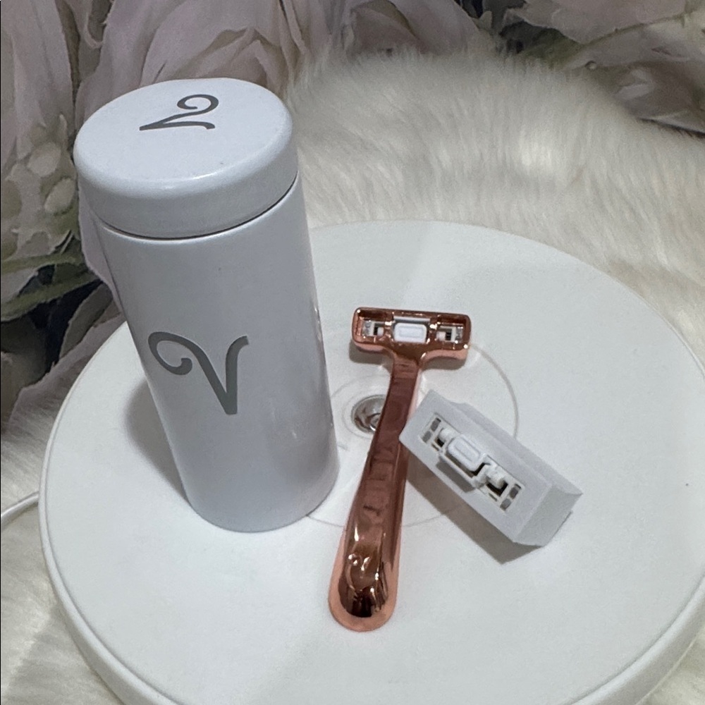 Rose Gold Razor - Picture 3 of 3